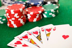 Vòng đầu tiên của poker là chia 2 lá bài tẩy cho mỗi người chơi